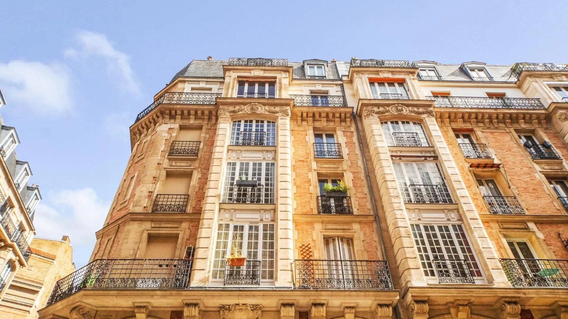 Large Flat Very Close To Montmartre Paris